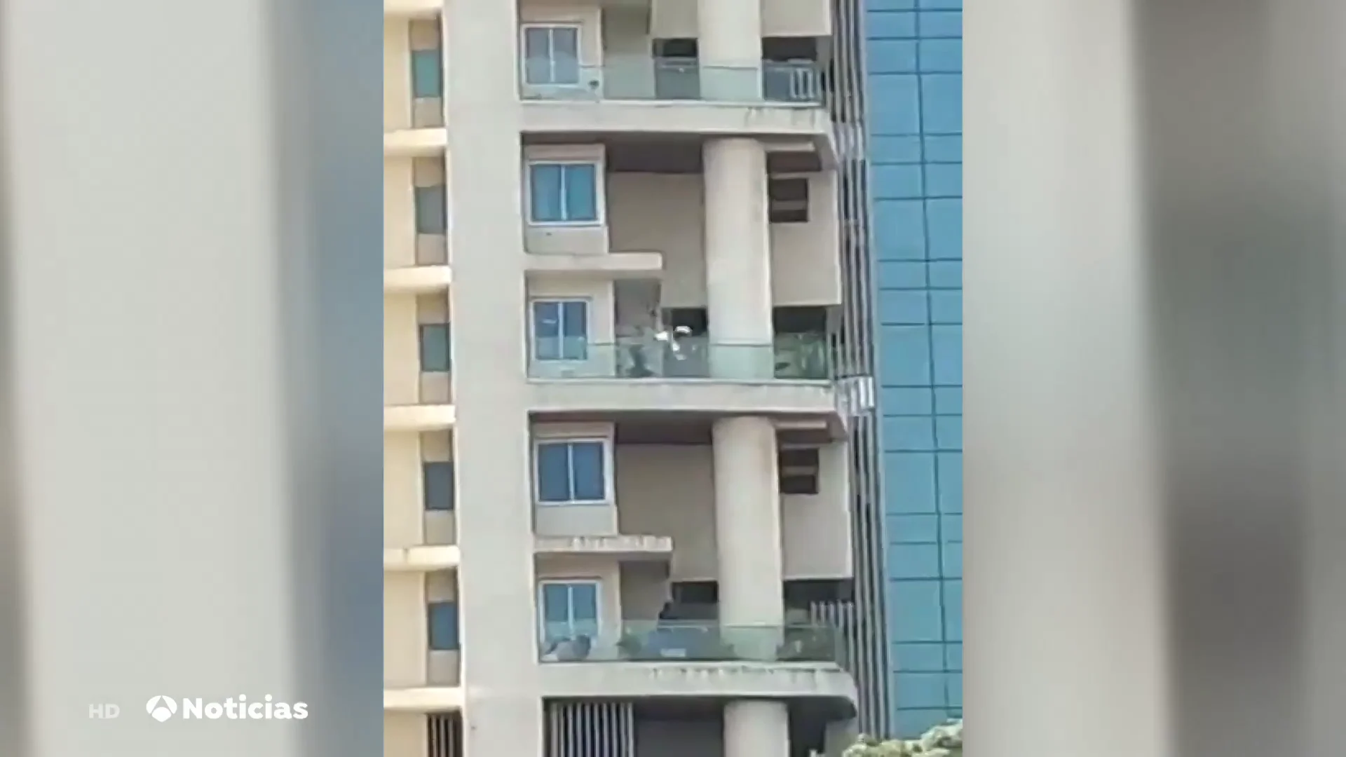 Un hombre cae al vacío desde el piso 19 de un rascacielos en la India Un hombre cae al vacío desde el piso 19 de un rascacielos en la India