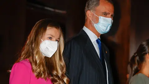 La princesa Leonor y el rey Felipe en el concierto previo a los Premios Princesa de Asturias La princesa Leonor y el rey Felipe en el concierto previo a los Premios Princesa de Asturias