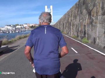 Vicente González, el coruñés de 95 años que recorre 15 km al día