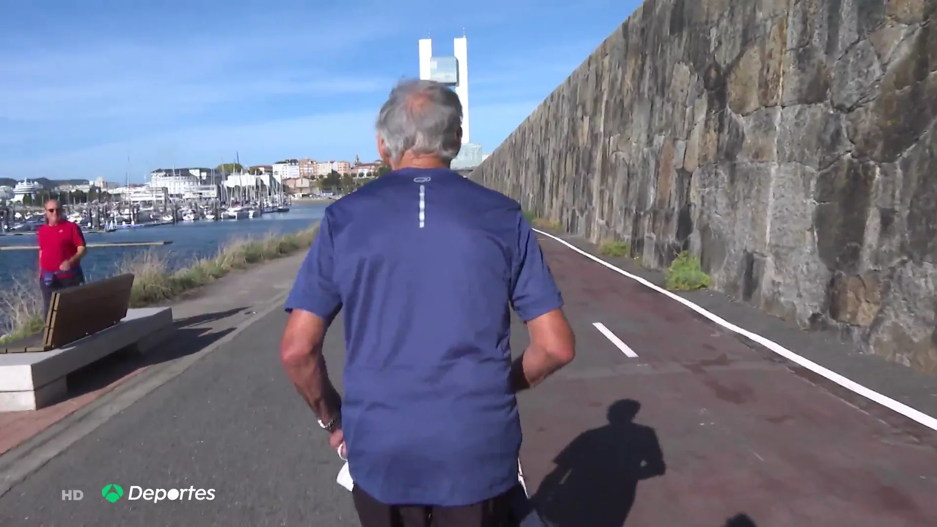 Vicente González, el coruñés de 95 años que recorre 15 km al día