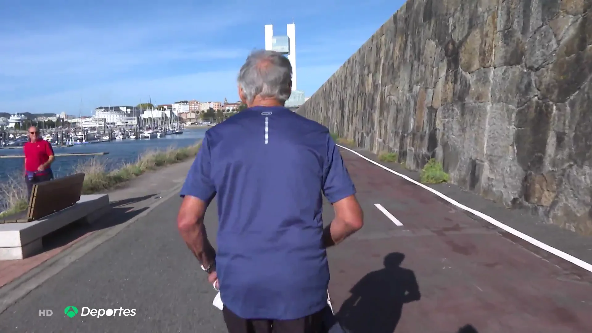 Vicente González, el coruñés de 95 años que recorre 15 km al día Vicente González, el coruñés de 95 años que recorre 15 km al día