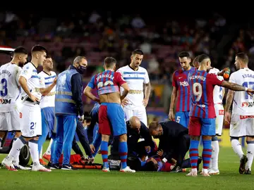 El Kun Agüero abandona el Camp Nou en ambulancia tras sentir molestias en el pecho en mitad del partido El Kun Agüero abandona el Camp Nou en ambulancia tras sentir molestias en el pecho en mitad del partido