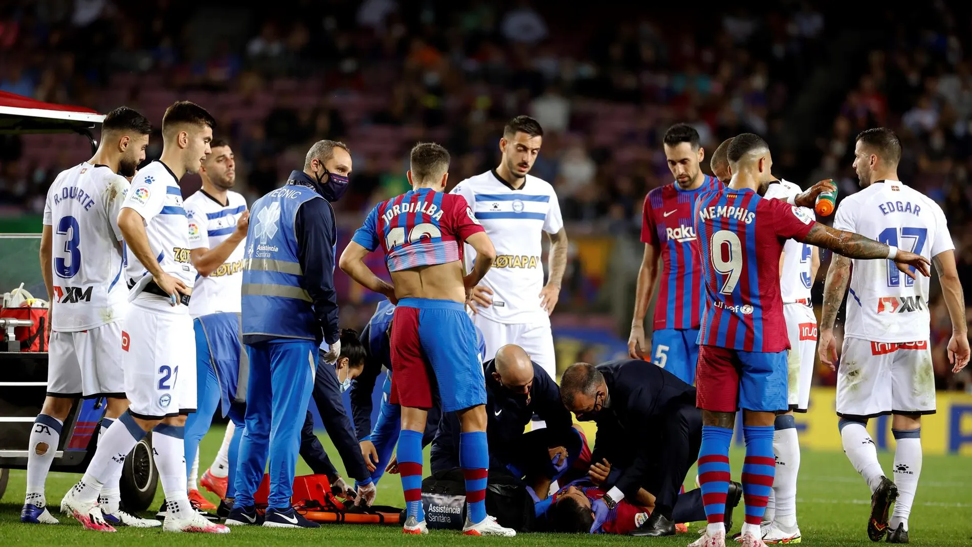 El Kun Agüero abandona el Camp Nou en ambulancia tras sentir molestias en el pecho en mitad del partido