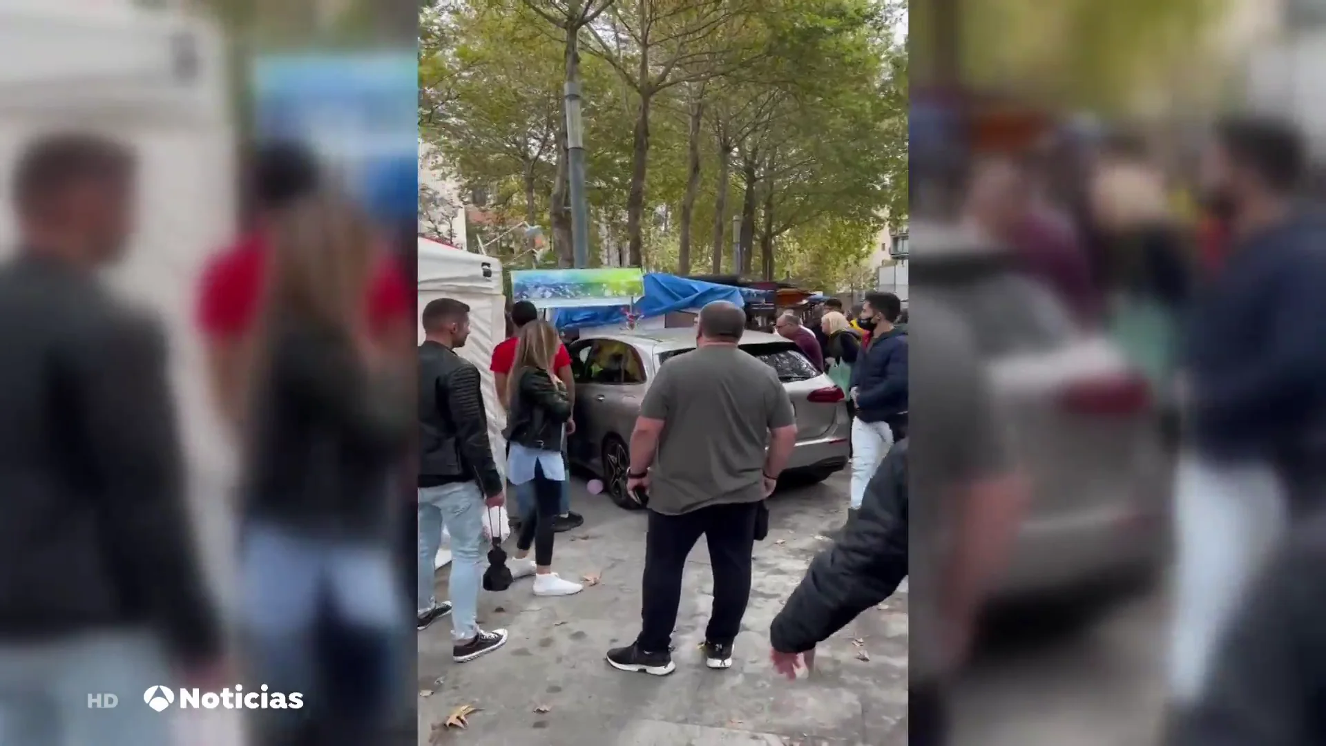 Un coche colisiona contra varios puestos de la feria de Sant Narcís, en Girona Un coche colisiona contra varios puestos de la feria de Sant Narcís, en Girona