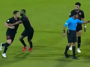Nunca le habíamos visto así: James Rodríguez enloquece tras recibir una durísima entrada y es expulsado Nunca le habíamos visto así: James Rodríguez enloquece tras recibir una durísima entrada y es expulsado