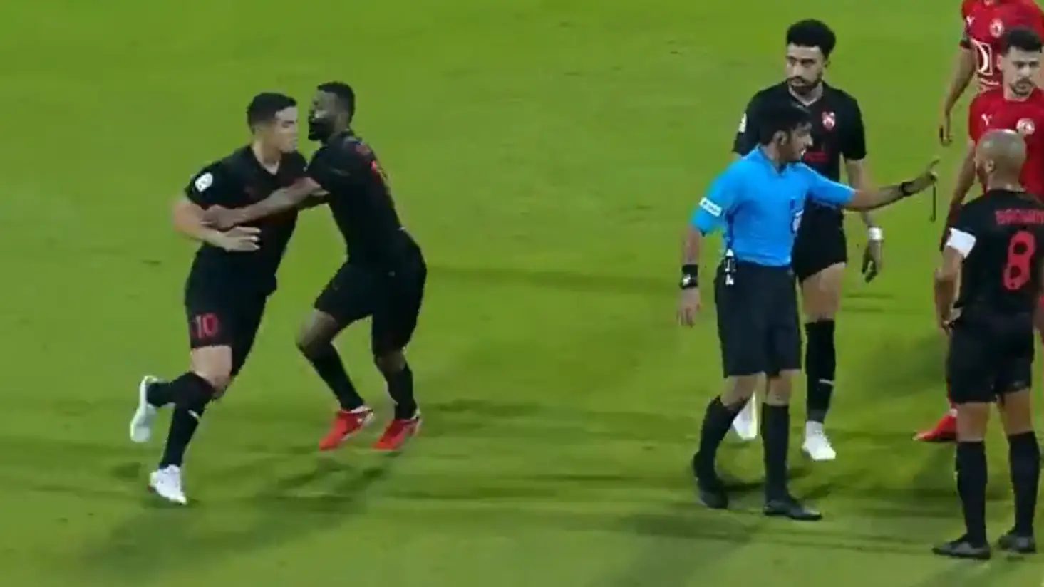 Nunca le habíamos visto así: James Rodríguez enloquece tras recibir una durísima entrada y es expulsado Nunca le habíamos visto así: James Rodríguez enloquece tras recibir una durísima entrada y es expulsado