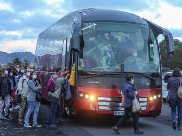 Cientos de personas se desplazan en los autobuses que las autoridades han dispuesto para acceder hasta la zona del volcán