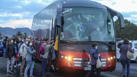 Cientos de personas se desplazan en los autobuses que las autoridades han dispuesto para acceder hasta la zona del volcán Cientos de personas se desplazan en los autobuses que las autoridades han dispuesto para acceder hasta la zona del volcán