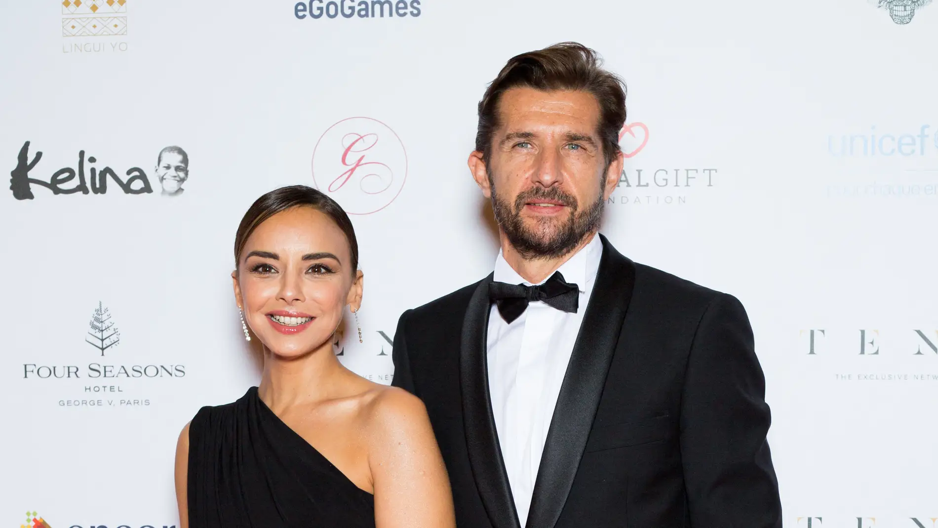 Chenoa recoge el premio a "mujer inspiradora" junto a su prometido Miguel Sánchez
