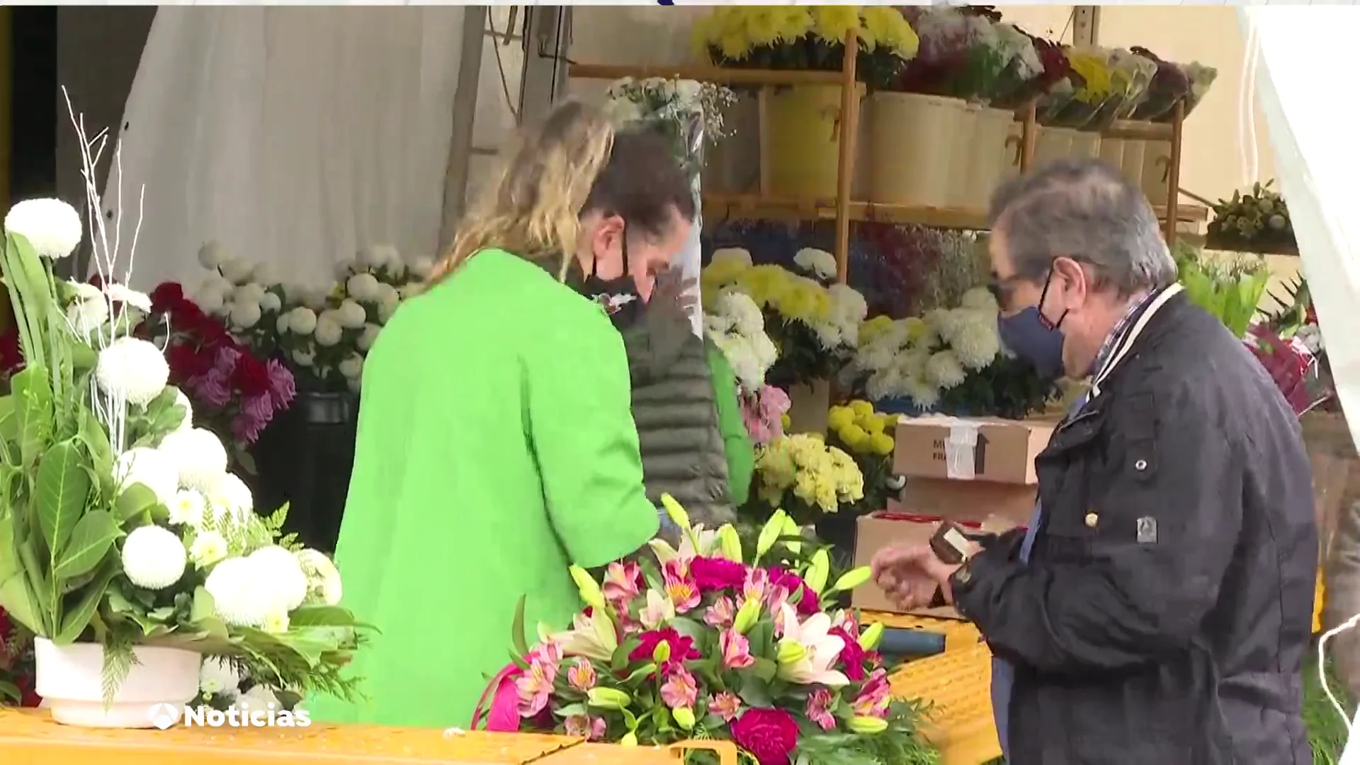Las flores vuelven a llenar los cementerios despu&eacute;s del par&oacute;n del a&ntilde;o pasado