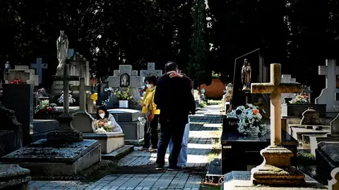 Familiares acudan a visitar a sus difuntos por el Día de Todos los Santos Familiares acudan a visitar a sus difuntos por el Día de Todos los Santos