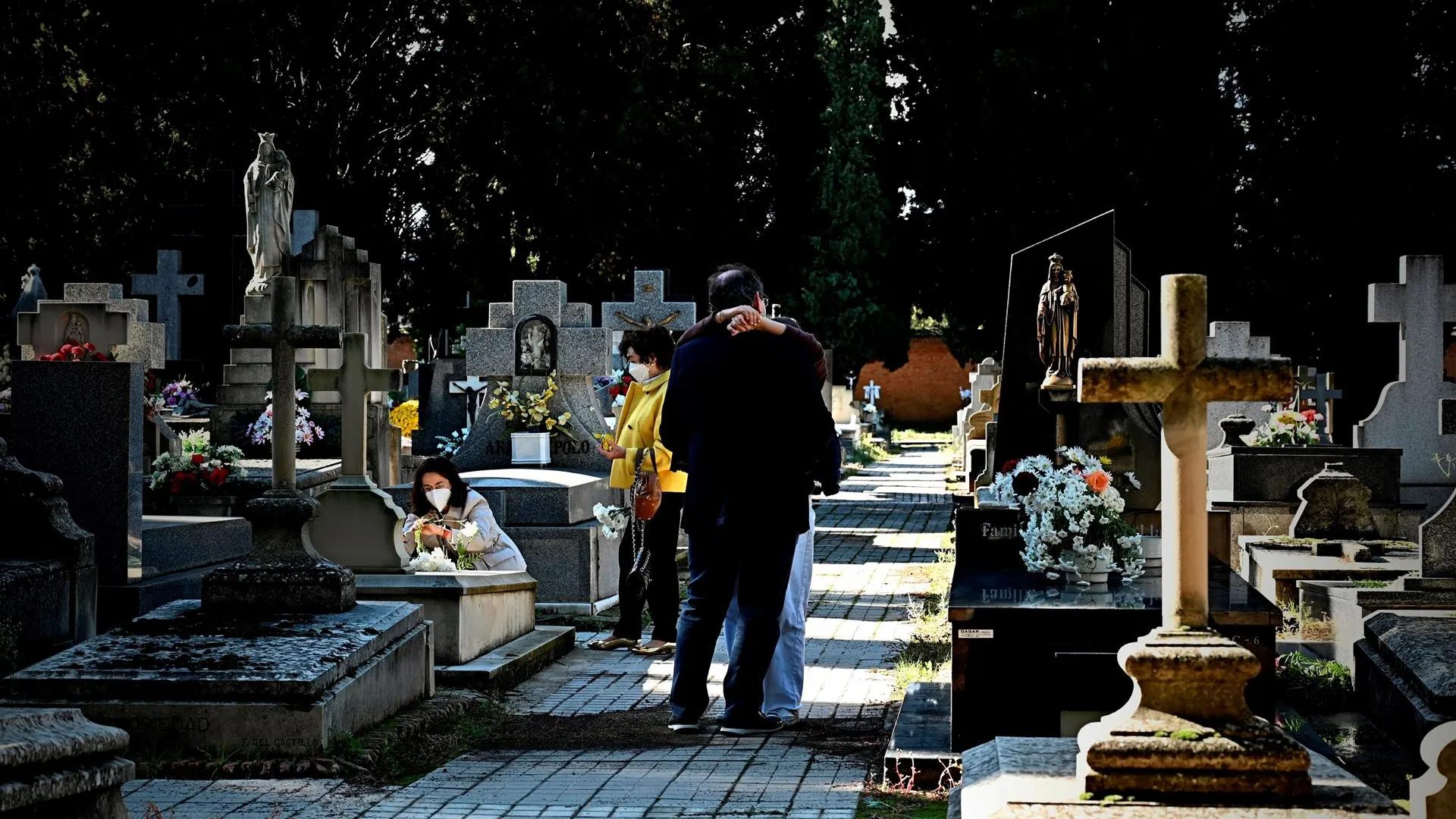 Familiares acudan a visitar a sus difuntos por el Día de Todos los Santos Familiares acudan a visitar a sus difuntos por el Día de Todos los Santos