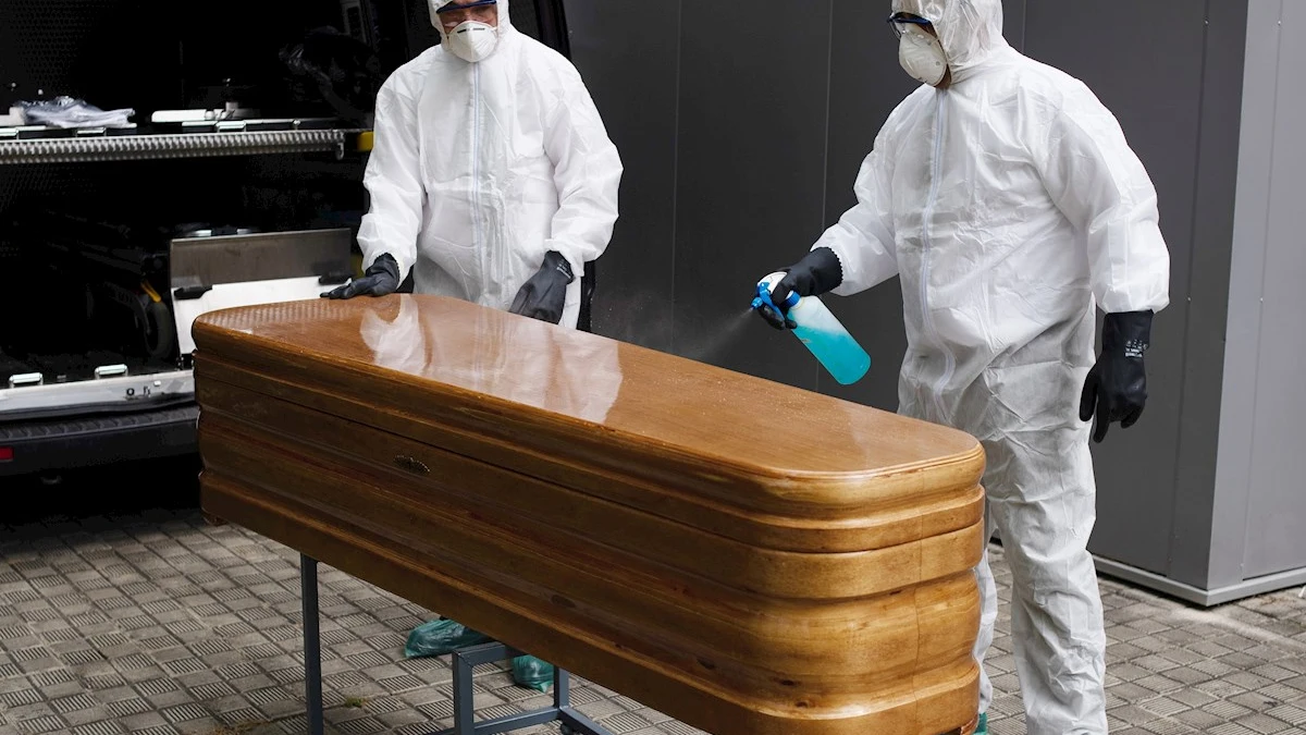 Imagen de archivo de trabajadores de un tanatorio que sacan del hospital un ataúd para proceder a su desinfección antes de trasladarlo al cementerio. Imagen de archivo de trabajadores de un tanatorio que sacan del hospital un ataúd para proceder a su desinfección antes de trasladarlo al cementerio.