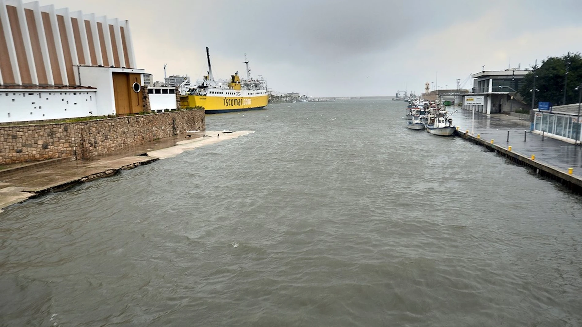 Tres afectados por una fuga de amoniaco en una fábrica de gel del Puerto de Gandía
