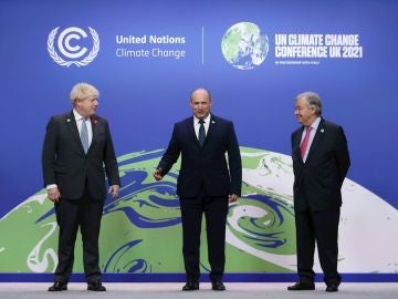 El primer ministro británico, Boris Johnson, el secretario general de la ONU, Antonio Guterres, y el primer ministro israelí, Naftali Bennett