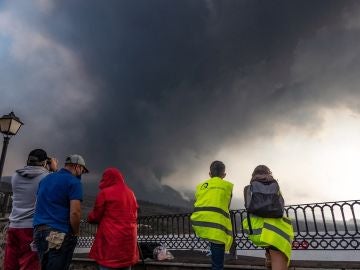 Unas 10.000 personas se han desplazado este fin de semana a La Palma para ver el volcán de Cumbre Vieja, como este grupo de estudiantes de la Facultad de Geografía de la Universidad de Las Palmas de Gran Canaria