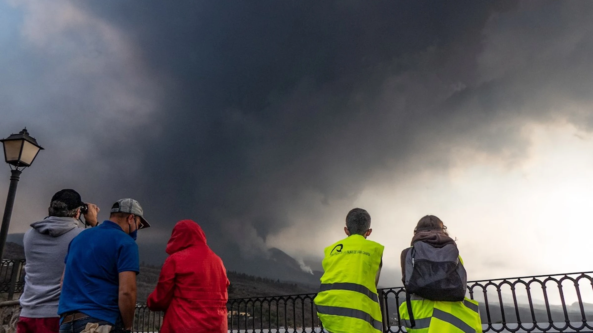 Unas 10.000 personas se han desplazado este fin de semana a La Palma para ver el volcán de Cumbre Vieja, como este grupo de estudiantes de la Facultad de Geografía de la Universidad de Las Palmas de Gran Canaria