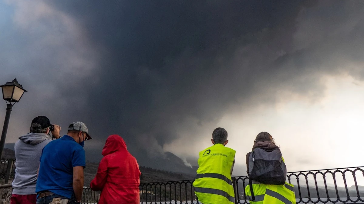 Unas 10.000 personas se han desplazado este fin de semana a La Palma para ver el volcán de Cumbre Vieja, como este grupo de estudiantes de la Facultad de Geografía de la Universidad de Las Palmas de Gran Canaria Unas 10.000 personas se han desplazado este fin de semana a La Palma para ver el volcán de Cumbre Vieja, como este grupo de estudiantes de la Facultad de Geografía de la Universidad de Las Palmas de Gran Canaria