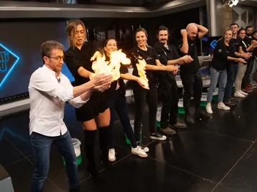 Marron crea una “cadena humana” de fuego producido por burbujas de metano Marron crea una “cadena humana” de fuego producido por burbujas de metano