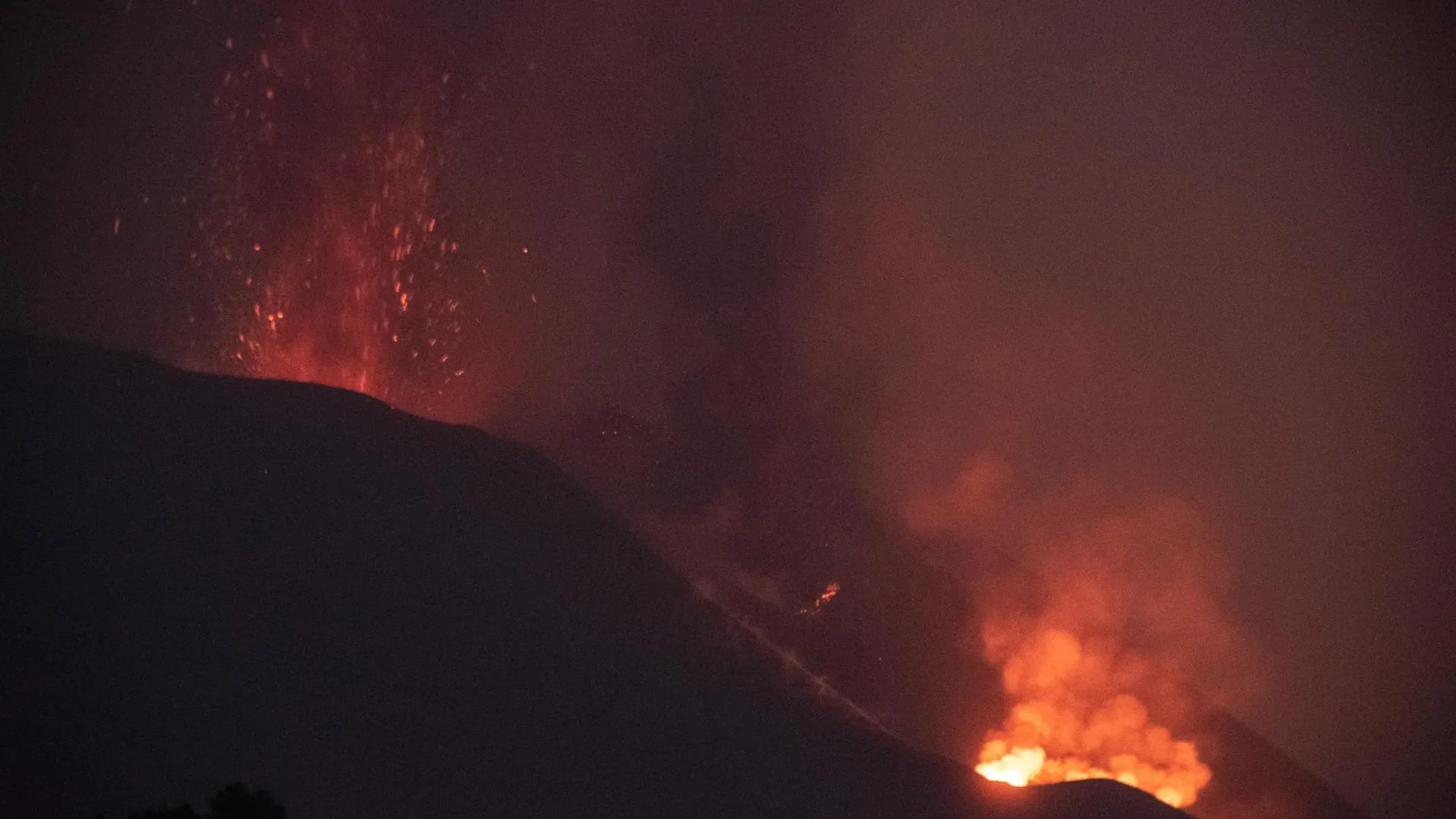 La Armada estudia la posibilidad de trasladar a los agricultores en lanchas de desembarco por el volc&aacute;n de La Palma