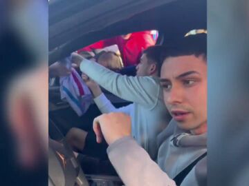 El gesto viral del hermano de Pedri con un guardia de seguridad: "Déjales pasar, que de esto vivimos"
