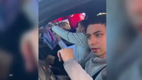 El gesto viral del hermano de Pedri con un guardia de seguridad: "Déjales pasar, que de esto vivimos" El gesto viral del hermano de Pedri con un guardia de seguridad: "Déjales pasar, que de esto vivimos"