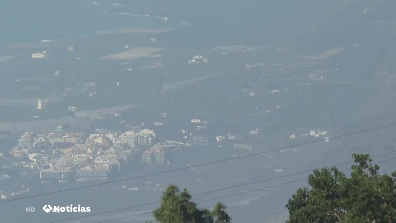 Cierran el camino de Puerto Naos a Las Norias por una colada del volcán de La Palma Cierran el camino de Puerto Naos a Las Norias por una colada del volcán de La Palma