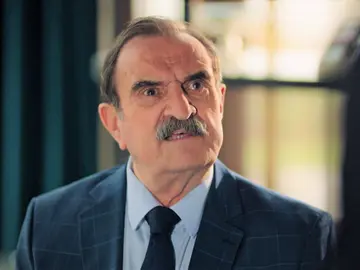 Un incómodo momento para Esat: Hikmet revoluciona la empresa de Han Un incómodo momento para Esat: Hikmet revoluciona la empresa de Han
