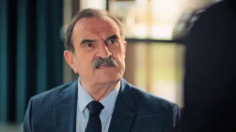 Un incómodo momento para Esat: Hikmet revoluciona la empresa de Han Un incómodo momento para Esat: Hikmet revoluciona la empresa de Han