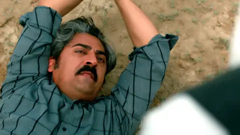 Yilmaz tortura a Gaffur: "¿Dónde está la familia Yaman?" Yilmaz tortura a Gaffur: "¿Dónde está la familia Yaman?"