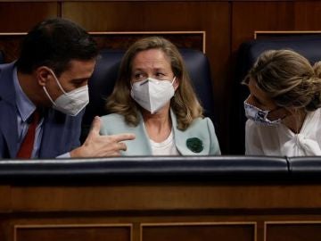 Pedro Sánchez, Nadia Calviño y Yolanda Díaz en el Congreso