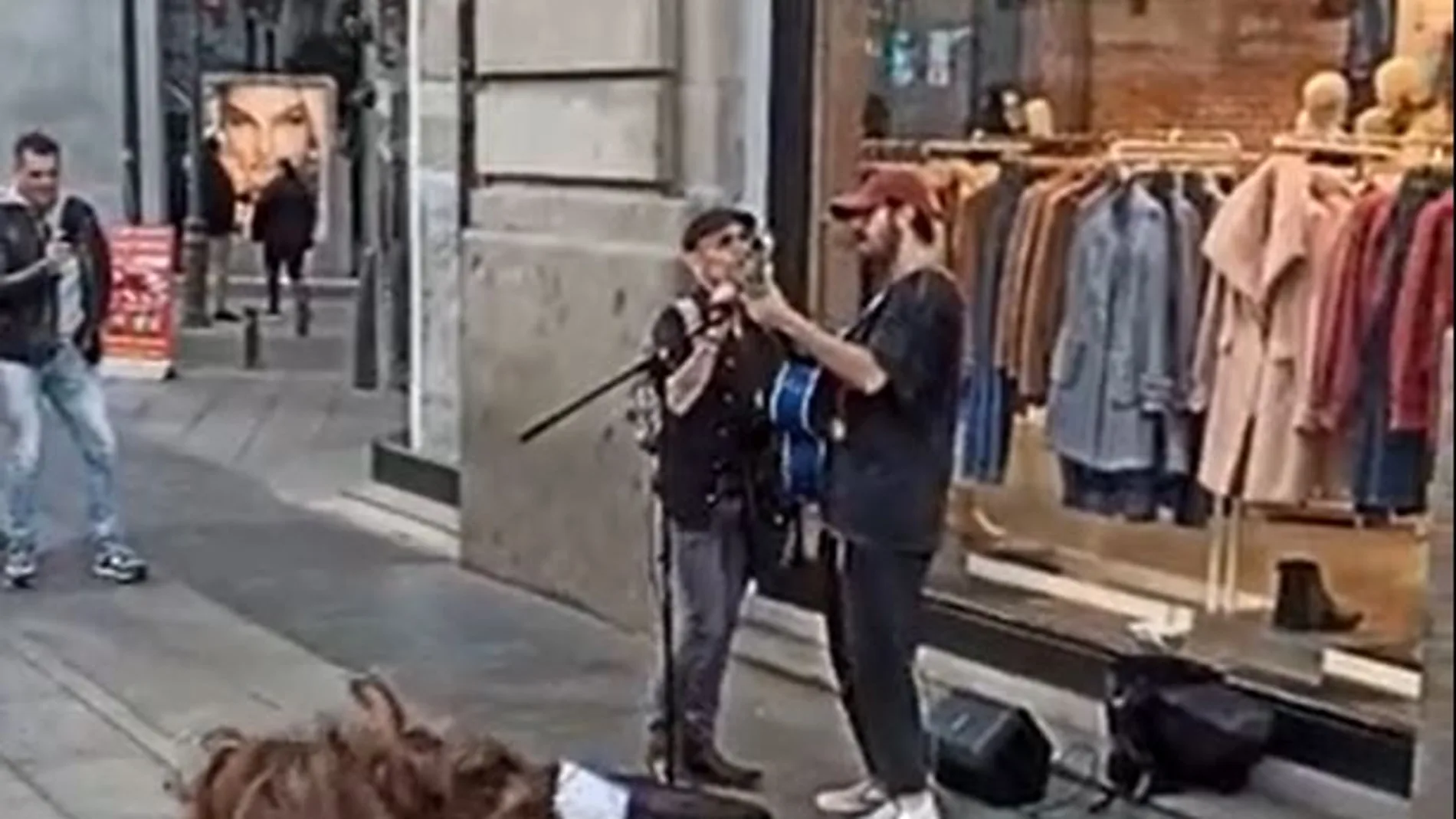Fito Cabrales sorprende a un músico callejero en la Gran Vía de Madrid