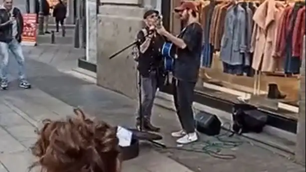 Fito Cabrales sorprende a un músico callejero en la Gran Vía de Madrid Fito Cabrales sorprende a un músico callejero en la Gran Vía de Madrid