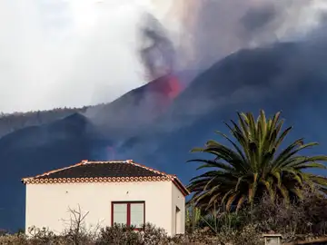 Una casa, en peligro por el volcán de La Palma. Una casa, en peligro por el volcán de La Palma.