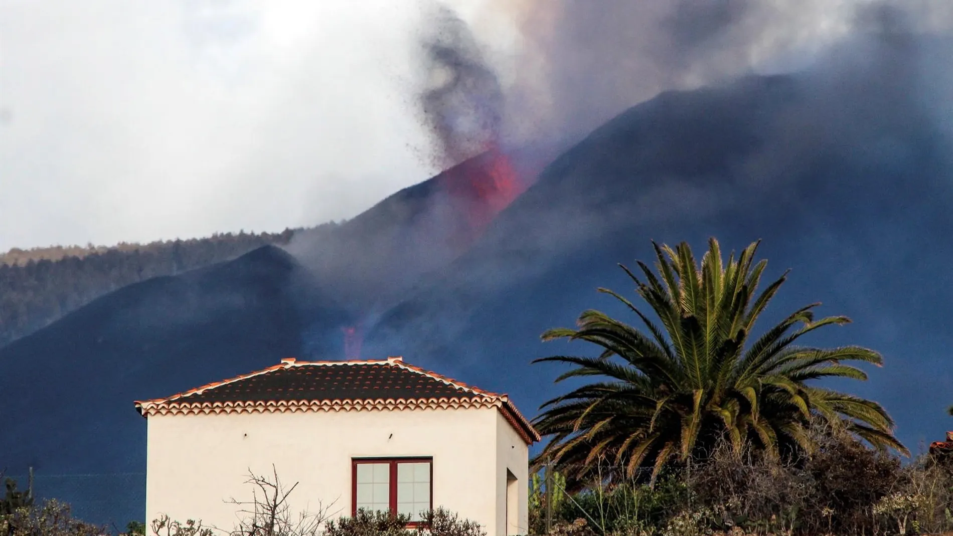 Una casa, en peligro por el volcán de La Palma.