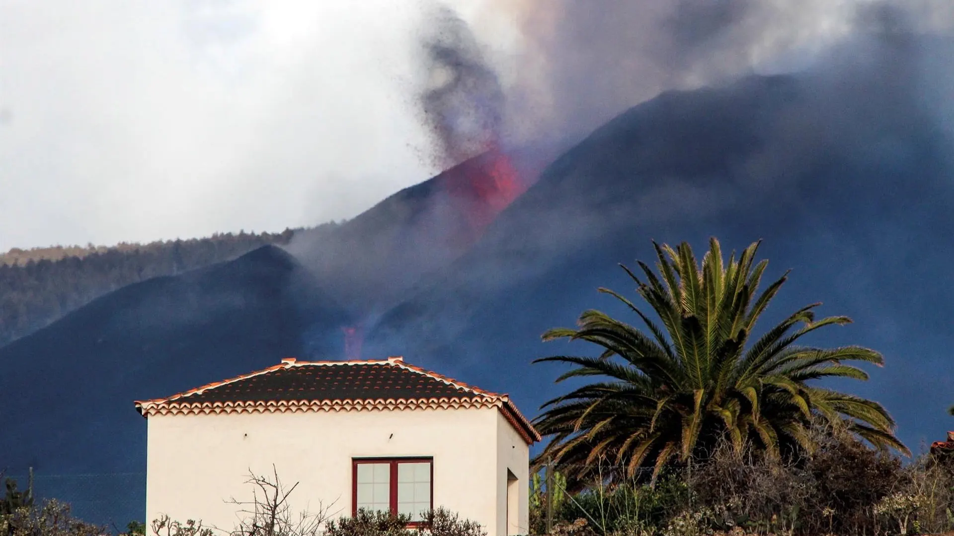 Una casa, en peligro por el volcán de La Palma. Una casa, en peligro por el volcán de La Palma.