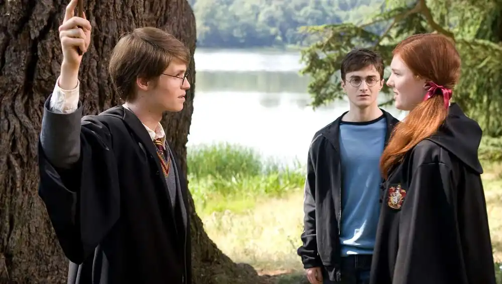 Robbir Jarveis como James Potter y Daniel Radcliffe como Harry Potter en 'La orden del Fénix' 