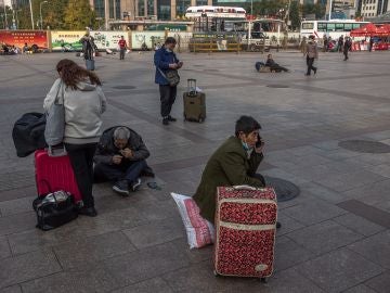 Viajeros chinos en la entrada de la estación central de Pekín