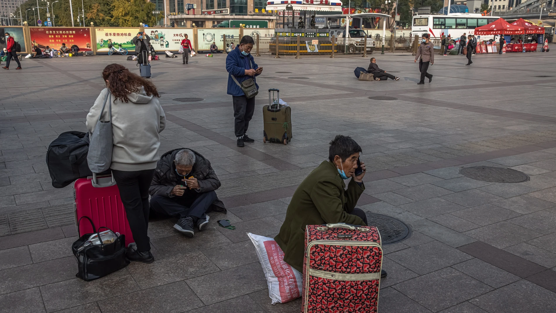 Viajeros chinos en la entrada de la estación central de Pekín