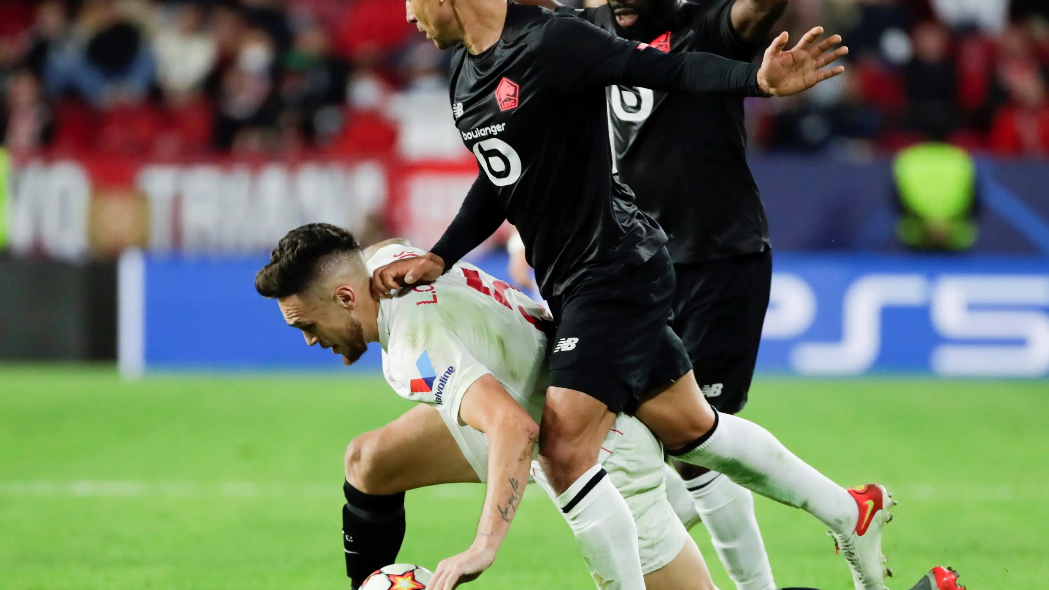 El Sevilla se complica el pase a octavos tras caer ante el Lille y el Villarreal sufre para ganar al Young Boys Sevilla - Lille