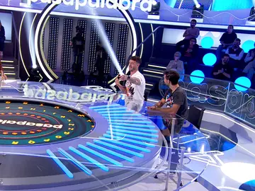Rasel versiona ‘La cartita’ para dedicársela a Jaime y Orestes en ‘Pasapalabra’ Rasel versiona ‘La cartita’ para dedicársela a Jaime y Orestes en ‘Pasapalabra’