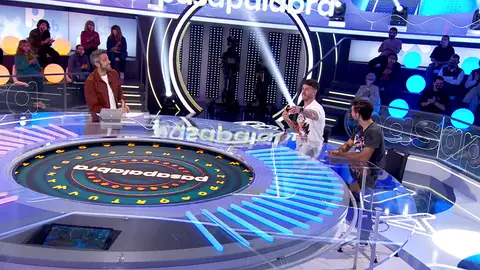 Rasel versiona ‘La cartita’ para dedicársela a Jaime y Orestes en ‘Pasapalabra’ Rasel versiona ‘La cartita’ para dedicársela a Jaime y Orestes en ‘Pasapalabra’