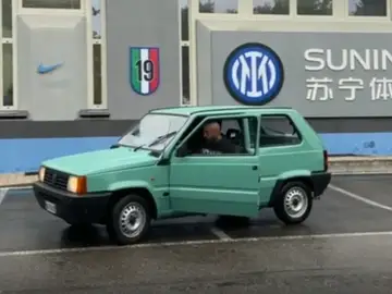 Arturo Vidal cambia su deportivo por un Seat Panda para ir a entrenar con el Inter de Milán Arturo Vidal cambia su deportivo por un Seat Panda para ir a entrenar con el Inter de Milán