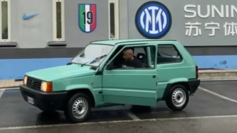 Arturo Vidal cambia su deportivo por un Seat Panda para ir a entrenar con el Inter de Milán Arturo Vidal cambia su deportivo por un Seat Panda para ir a entrenar con el Inter de Milán