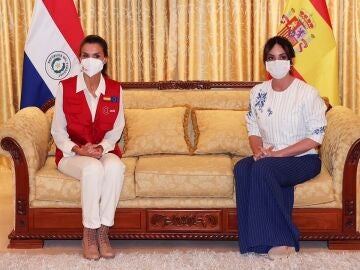 La reina Letizia y la Primera Dama de Paraguay, Silvana Abdo (d), durante el encuentro que han mantenido hoy martes en el Espigón Presidencial del Aeropuerto Silvio Pettirossi, en la localidad paraguaya de Luque, incluida en la visita que la reina realiza al país sudamericano para visitar proyectos de cooperación.