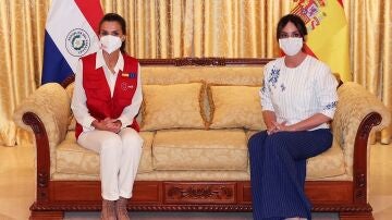 La reina Letizia y la Primera Dama de Paraguay, Silvana Abdo (d), durante el encuentro que han mantenido hoy martes en el Espigón Presidencial del Aeropuerto Silvio Pettirossi, en la localidad paraguaya de Luque, incluida en la visita que la reina realiza al país sudamericano para visitar proyectos de cooperación.