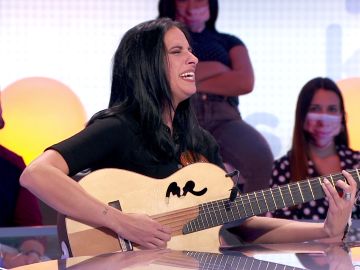 María Peláe hace magia con su voz y su guitarra cantando ‘Que vengan a por mí’