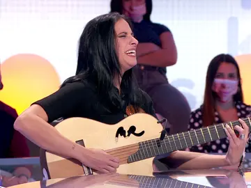 María Peláe hace magia con su voz y su guitarra cantando ‘Que vengan a por mí’ María Peláe hace magia con su voz y su guitarra cantando ‘Que vengan a por mí’
