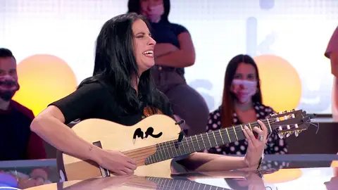 María Peláe hace magia con su voz y su guitarra cantando ‘Que vengan a por mí’ María Peláe hace magia con su voz y su guitarra cantando ‘Que vengan a por mí’