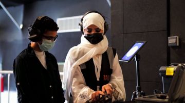 Mona Al-Khurais, la primera mujer entrenadora de armas de fuego en Arabia Saudí